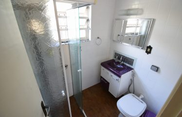 Casa térrea com edícula à venda em Peruíbe.