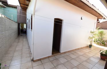 Casa térrea com edícula à venda em Peruíbe.