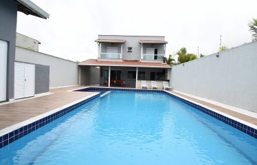 Sobrado com Piscina e Mobiliado a poucos metros da Praia a venda em Peruíbe