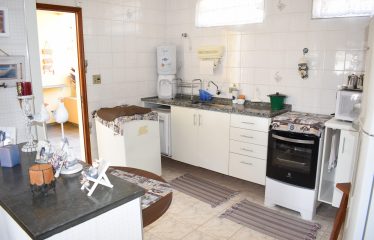 Casa c/ Piscina e Mobiliada à venda no Bairro Jardim Imperador em Peruíbe.