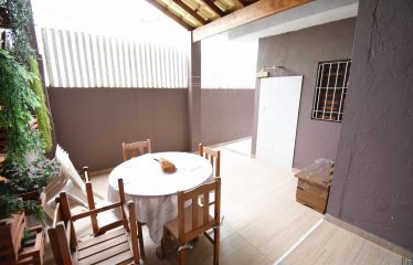 Casa mobiliada à 800 metros da praia à venda em Peruíbe.