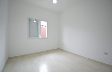 Casa nova em condomínio fechado à venda em Peruíbe.