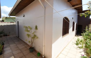 Casa térrea com edícula à venda em Peruíbe.