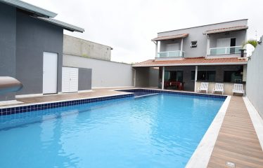 Sobrado com Piscina e Mobiliado a poucos metros da Praia a venda em Peruíbe