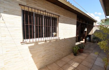 Casa térrea com edícula à venda em Peruíbe.