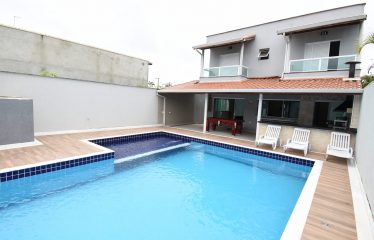 Sobrado com Piscina e Mobiliado a poucos metros da Praia a venda em Peruíbe