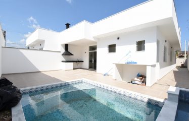 Casa Nova Com Piscina Próximo da Praia À Venda em Peruíbe.