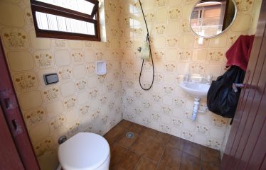 Casa térrea com edícula à venda em Peruíbe.