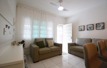 Casa mobiliada à 800 metros da praia à venda em Peruíbe.