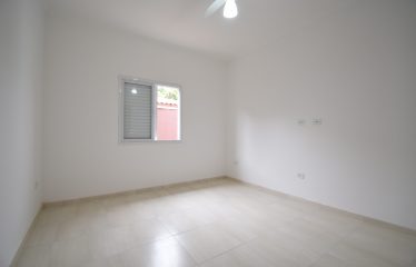 Casa nova em condomínio fechado à venda em Peruíbe.