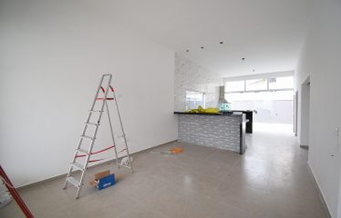 Casa Nova com Piscina a poucos metros da praia à venda em Peruíbe.