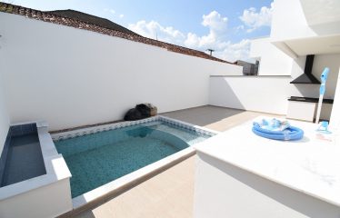 Casa Nova Com Piscina Próximo da Praia À Venda em Peruíbe.