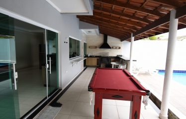 Sobrado com Piscina e Mobiliado a poucos metros da Praia a venda em Peruíbe