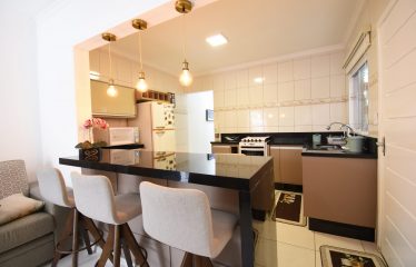 Casa mobiliada à 800 metros da praia à venda em Peruíbe.