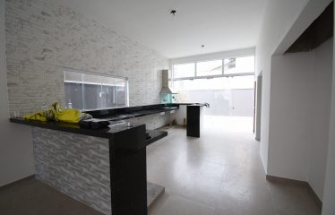 Casa Nova com Piscina a poucos metros da praia à venda em Peruíbe.