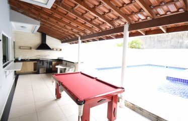 Sobrado com Piscina e Mobiliado a poucos metros da Praia a venda em Peruíbe