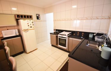 Casa mobiliada à 800 metros da praia à venda em Peruíbe.