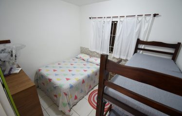 Casa mobiliada à 800 metros da praia à venda em Peruíbe.