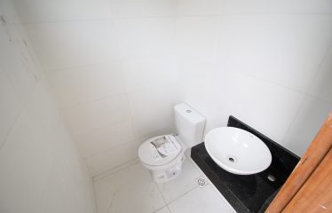 Casa Nova com Piscina a poucos metros da praia à venda em Peruíbe.