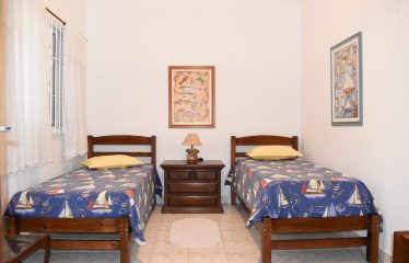 Casa c/ Piscina e Mobiliada à venda no Bairro Jardim Imperador em Peruíbe.