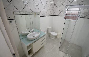 Casa mobiliada à 800 metros da praia à venda em Peruíbe.