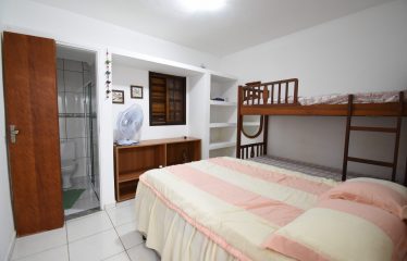 Casa mobiliada à 800 metros da praia à venda em Peruíbe.