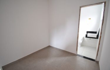 Casa Nova com Piscina a poucos metros da praia à venda em Peruíbe.