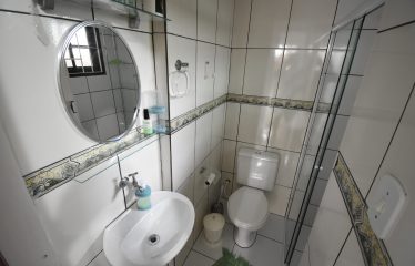 Casa mobiliada à 800 metros da praia à venda em Peruíbe.