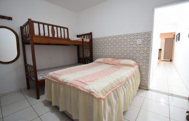 Casa mobiliada à 800 metros da praia à venda em Peruíbe.