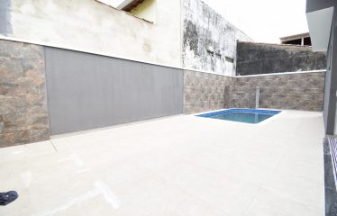 Casa Nova com Piscina a poucos metros da praia à venda em Peruíbe.