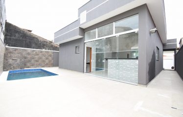 Casa Nova com Piscina a poucos metros da praia à venda em Peruíbe.