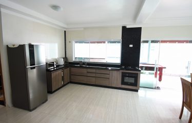 Sobrado com Piscina e Mobiliado a poucos metros da Praia a venda em Peruíbe