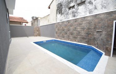 Casa Nova com Piscina a poucos metros da praia à venda em Peruíbe.