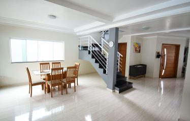 Sobrado com Piscina e Mobiliado a poucos metros da Praia a venda em Peruíbe