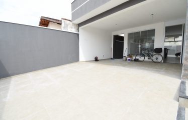 Casa Nova com Piscina a poucos metros da praia à venda em Peruíbe.