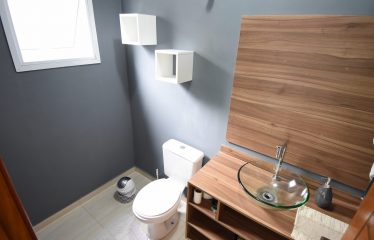 Sobrado com Piscina e Mobiliado a poucos metros da Praia a venda em Peruíbe