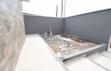 Casa Nova com Piscina a poucos metros da praia à venda em Peruíbe.