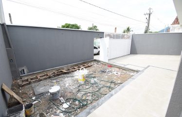 Casa Nova com Piscina a poucos metros da praia à venda em Peruíbe.