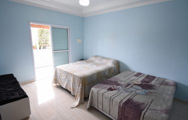 Sobrado com Piscina e Mobiliado a poucos metros da Praia a venda em Peruíbe