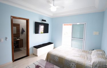 Sobrado com Piscina e Mobiliado a poucos metros da Praia a venda em Peruíbe