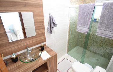 Sobrado com Piscina e Mobiliado a poucos metros da Praia a venda em Peruíbe