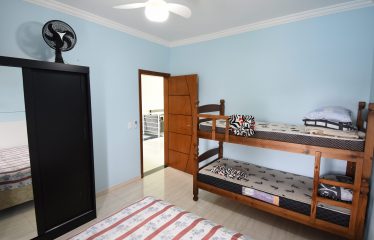 Sobrado com Piscina e Mobiliado a poucos metros da Praia a venda em Peruíbe