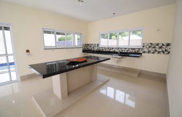 Tríplex em Condomínio com Piscina a venda na Praia de Peruíbe