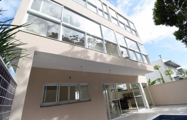 Tríplex em Condomínio com Piscina a venda na Praia de Peruíbe