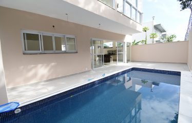 Tríplex em Condomínio com Piscina a venda na Praia de Peruíbe