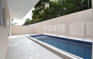 Tríplex em Condomínio com Piscina a venda na Praia de Peruíbe