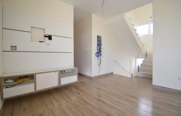 Tríplex em Condomínio com Piscina a venda na Praia de Peruíbe