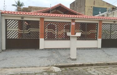 Casa em bairro nobre – 800 mts da praia