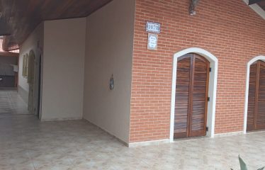 Casa em bairro nobre – 800 mts da praia