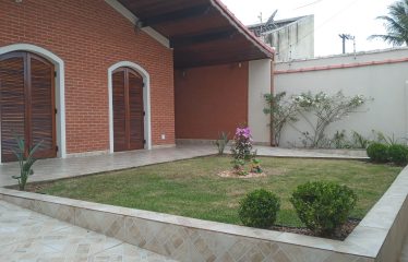 Casa em bairro nobre – 800 mts da praia